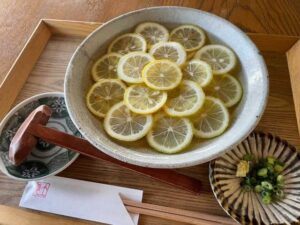 川越　土麦　レモンひやかけうどん