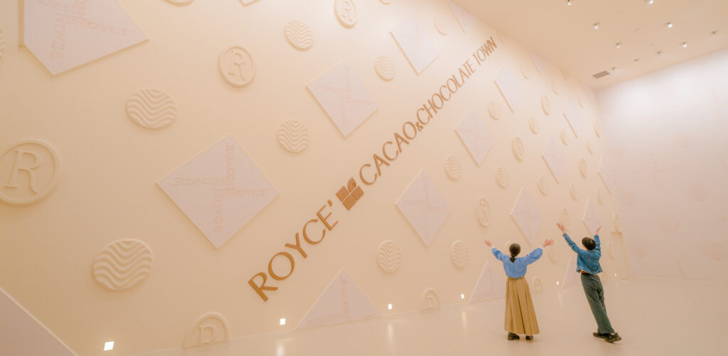 チョコ(プロフィールお読み下さい♫)様ダウンホワイト ROYAL PARTY（ロイヤルパーティー） ダウンコート ダウンジャケット